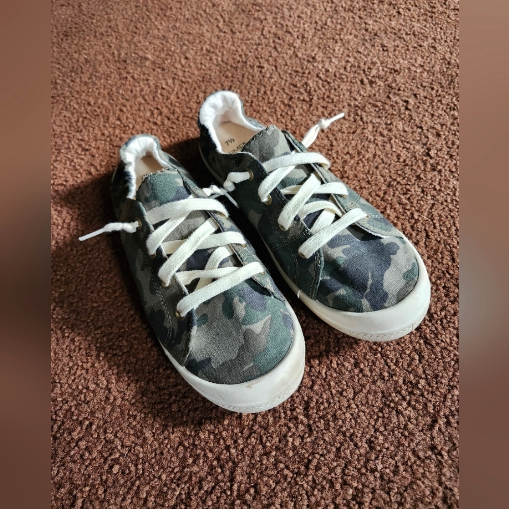 Time and Tru 7 1/2 camo memory foam sneakers